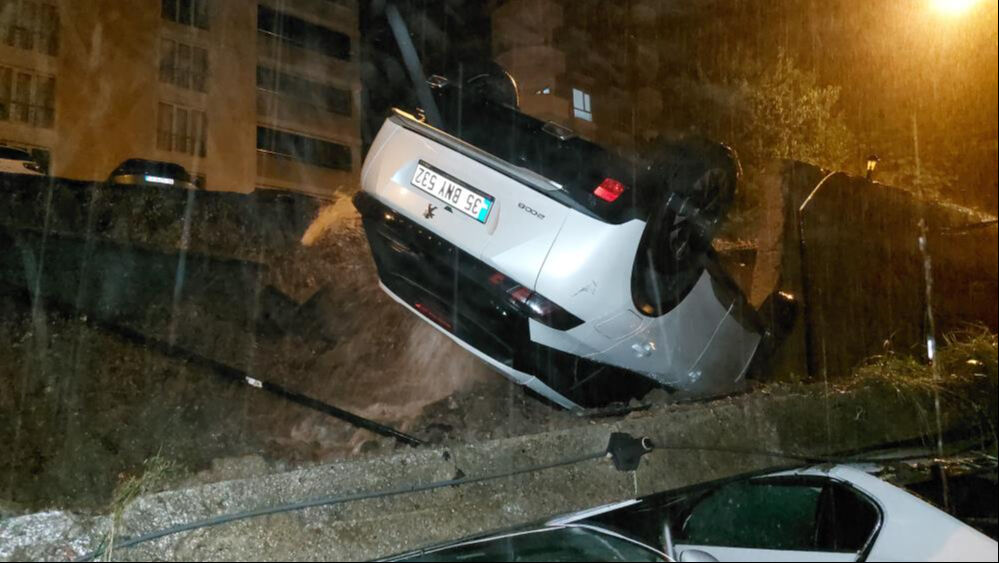 Samsun'u sağanak vurdu! Sel suları duvarı yıktı, arabalar altında kaldı - 2. Resim