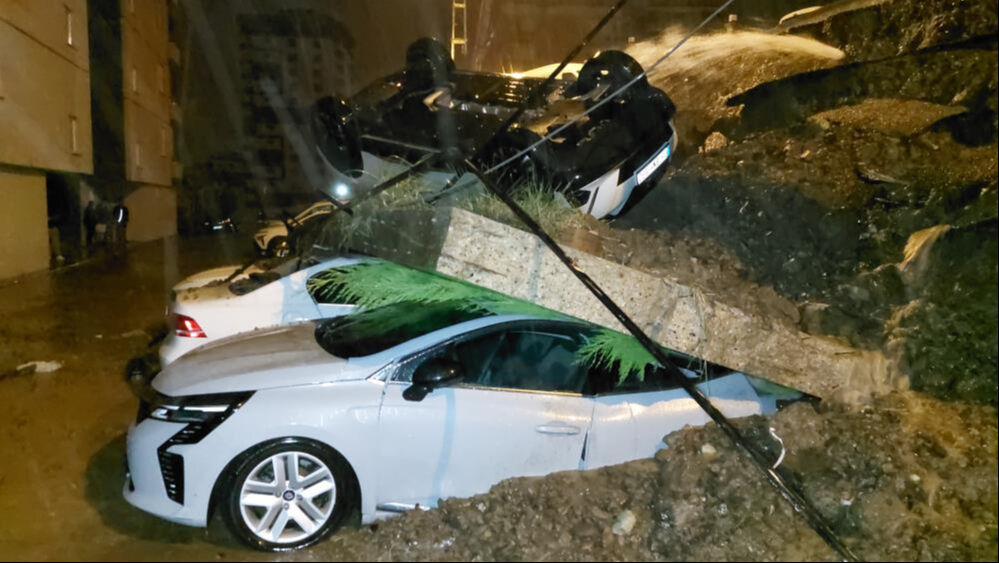 Samsun'u sağanak vurdu! Sel suları duvarı yıktı, arabalar altında kaldı - 1. Resim