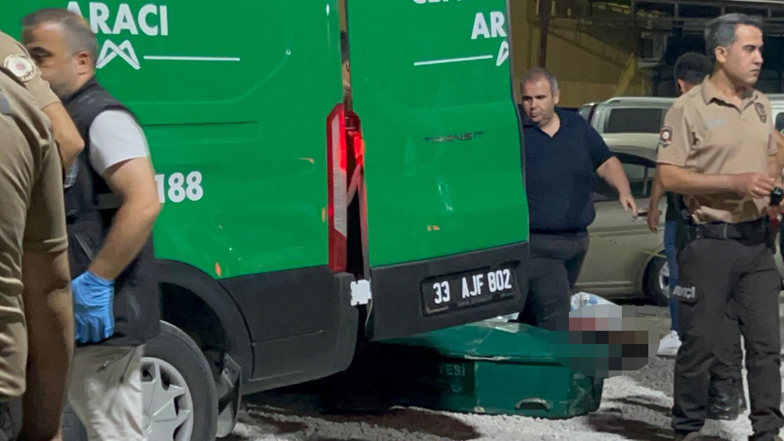 Tarsus'ta dükkana silahlı saldırı! Ölü ve yaralı var - 1. Resim