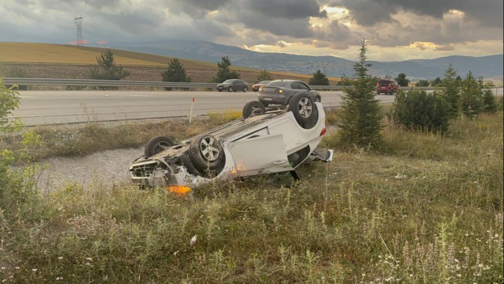 Tokat'ta trafik kazası: Ters dönen otomobilden sağ kurtuldular - 1. Resim