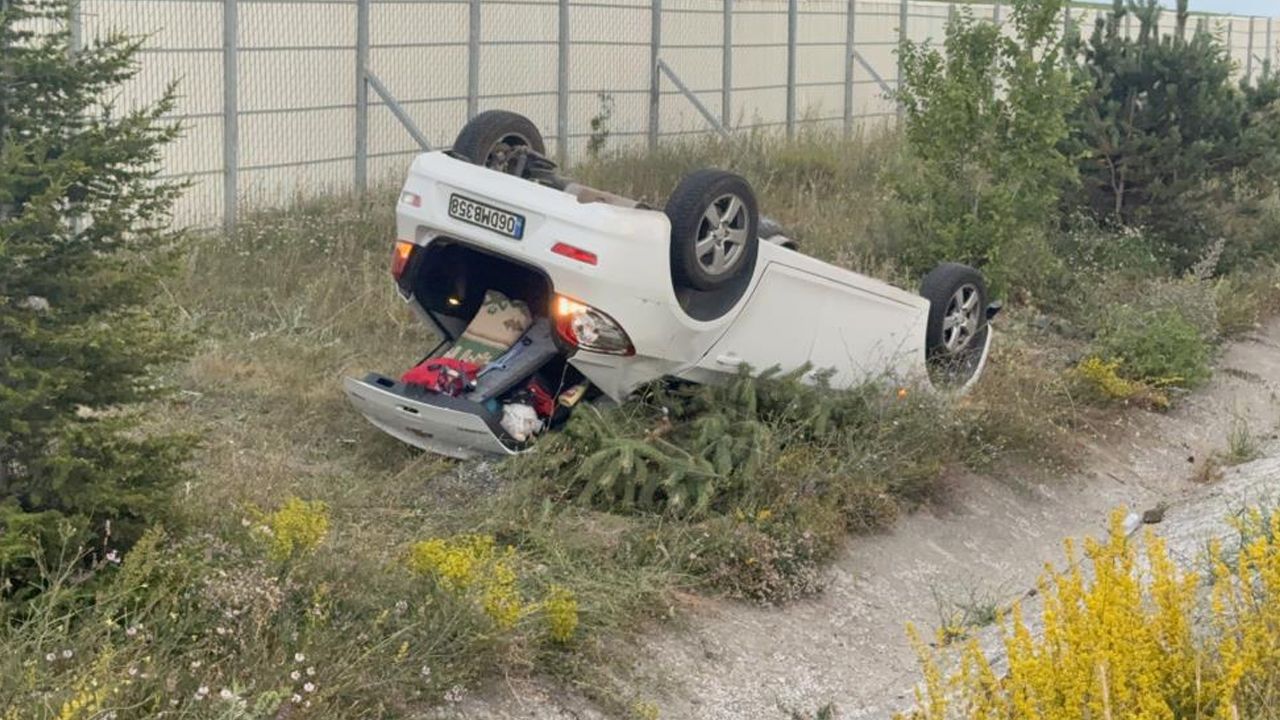 Tokat'ta trafik kazası: Ters dönen otomobilden sağ kurtuldular Tokat'ta trafik kazası: Ters dönen otomobilden sağ kurtuldular
