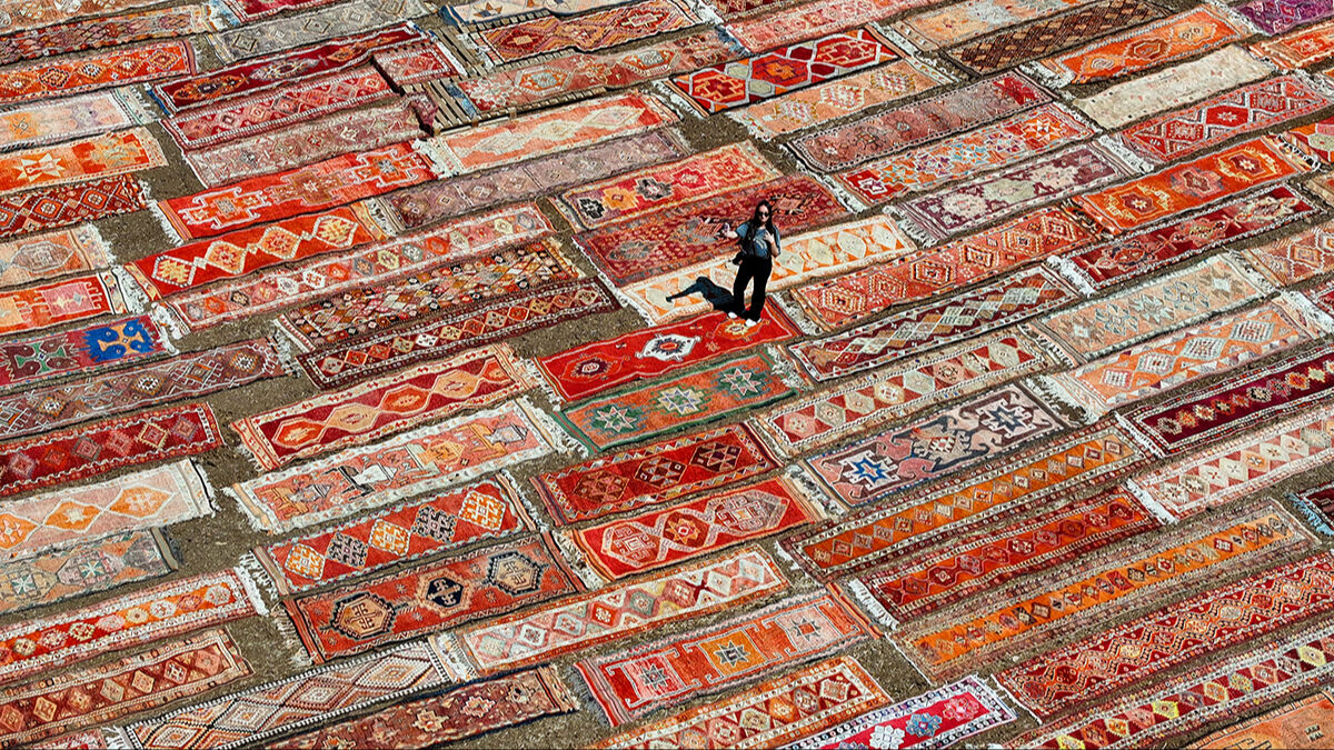 Turistler görmek için akın ediyor! Sıcaklar 40 dereceye ulaştı, tarlalar halıyla kaplandı - 8. Resim