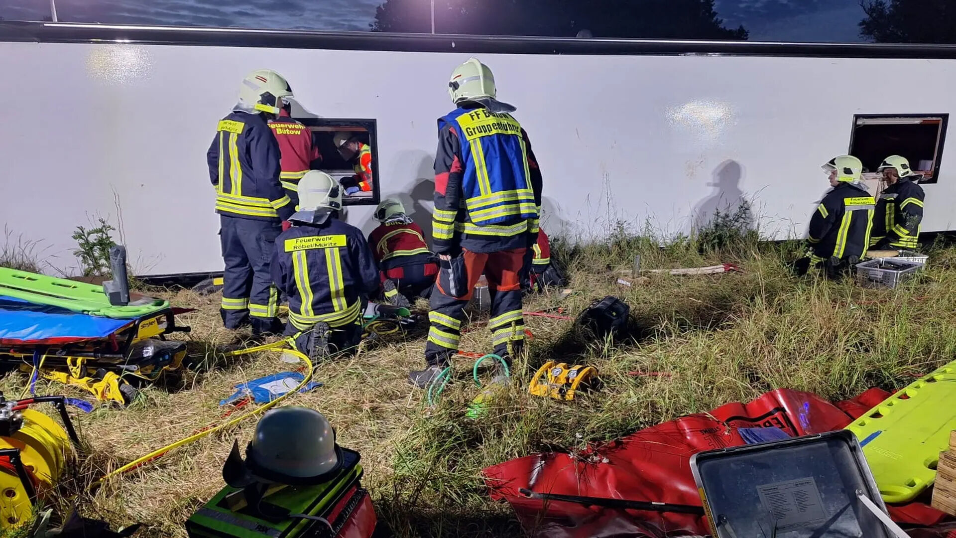 Türklerin de bulunduğu otobüs kaza yaptı! Çok sayıda yaralı var - 1. Resim