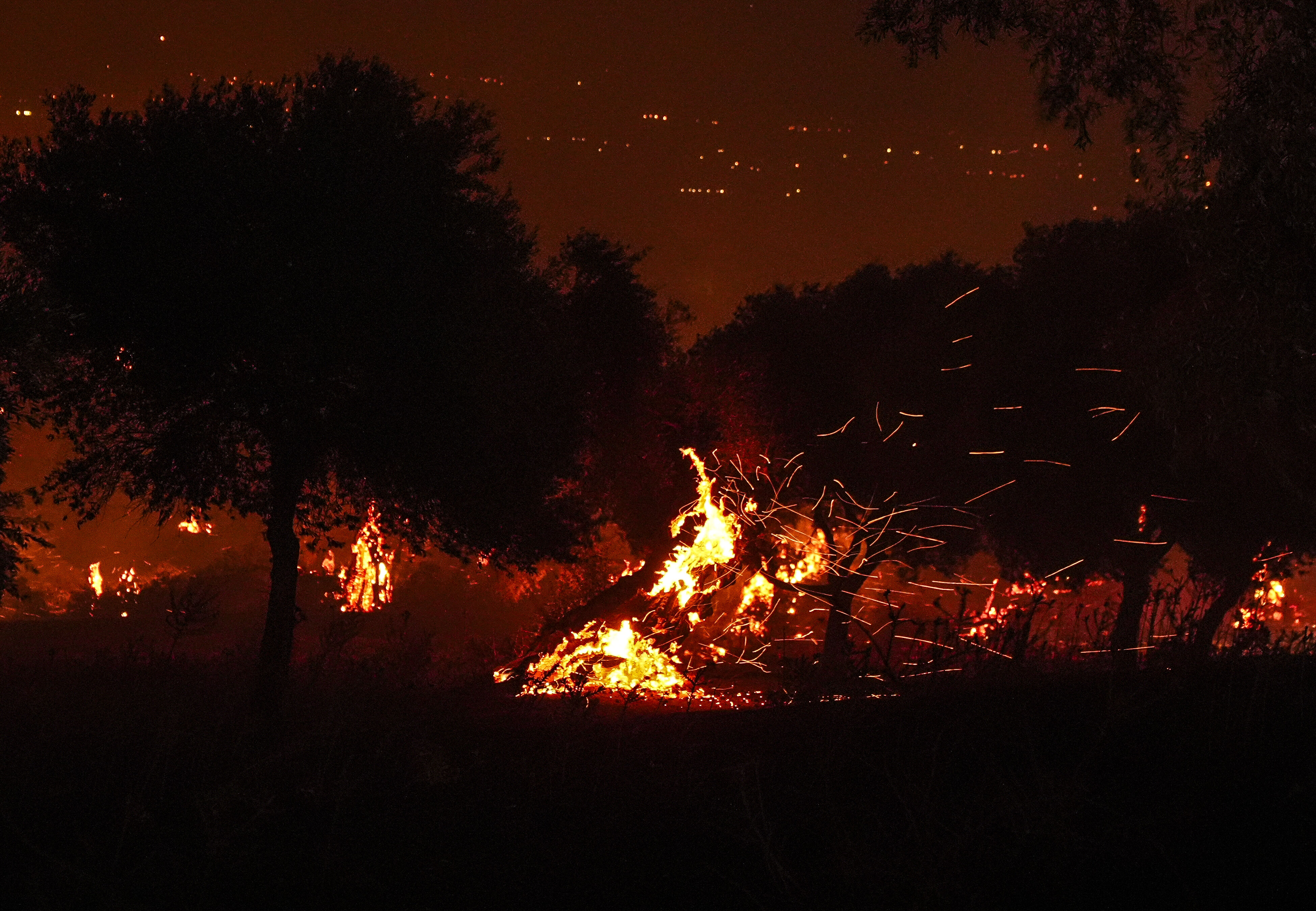 Yangın 3'üncü gününde, alevler yerleşim yerinde: Korku filmi gibi! Ödemiş tarihinin yaşadığı en büyük felaket - 1. Resim