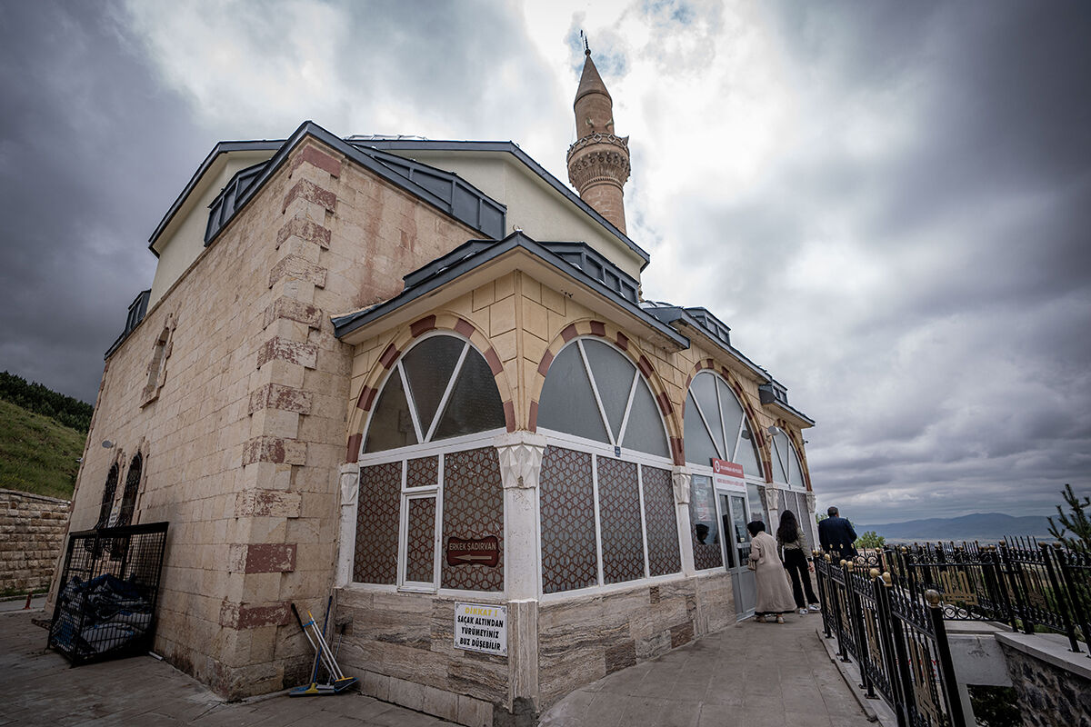 300 yıllık türbede çalışmalar başladı... Tarihi mekan ayağa kaldırılacak 300 yıllık türbede çalışmalar başladı... Tarihi mekan yeniden ayağa kaldırılacak - 8. Resim
