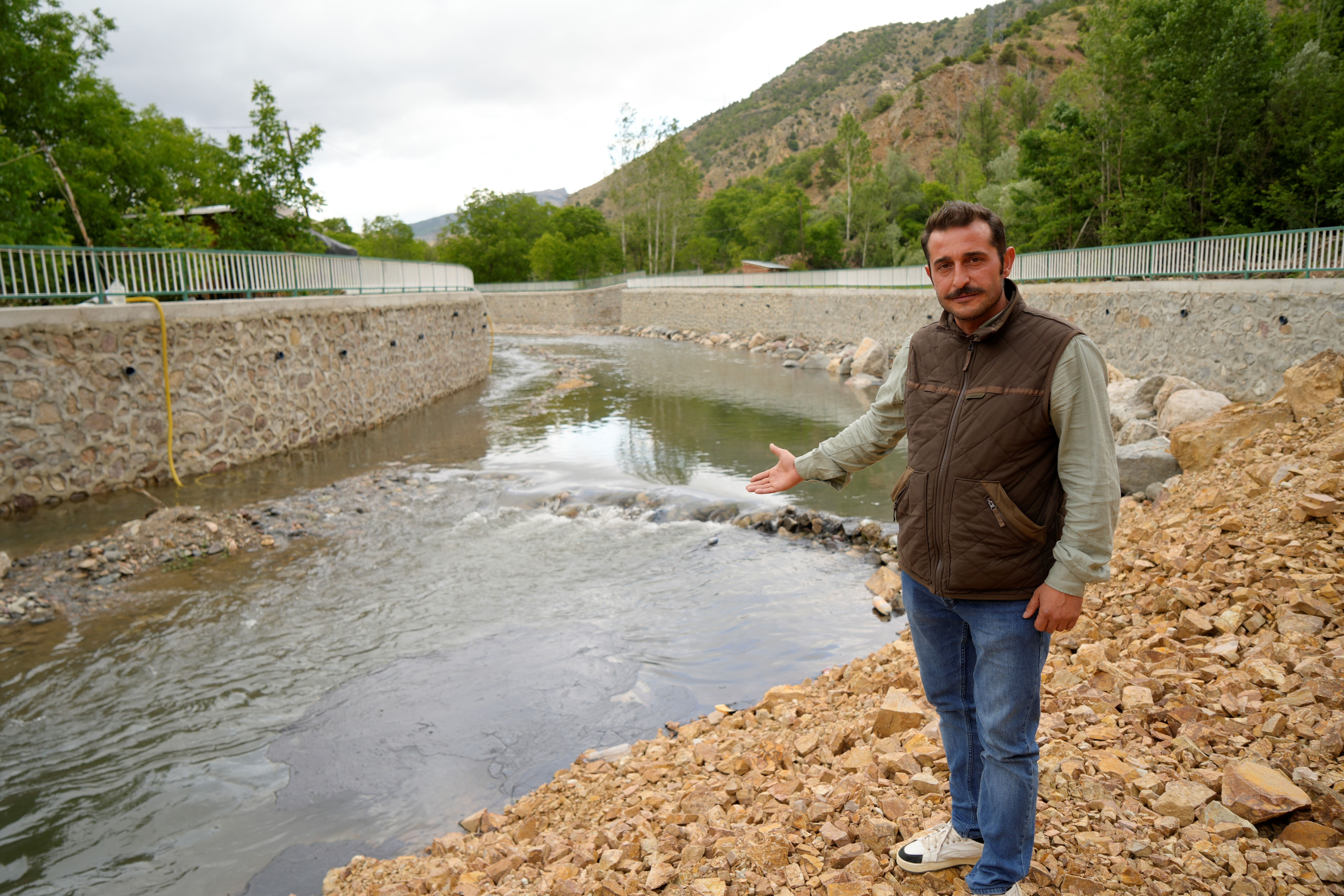Akaryakıt dereye sızdı! Harşit Çayı siyaha büründü, yavru su yılanı fuel-oile bulandı - 1. Resim