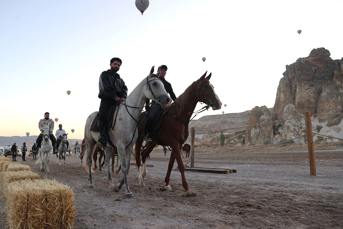 Atlar ve balonlar bir arada! Bu festivali duyan geldi - 1. Resim