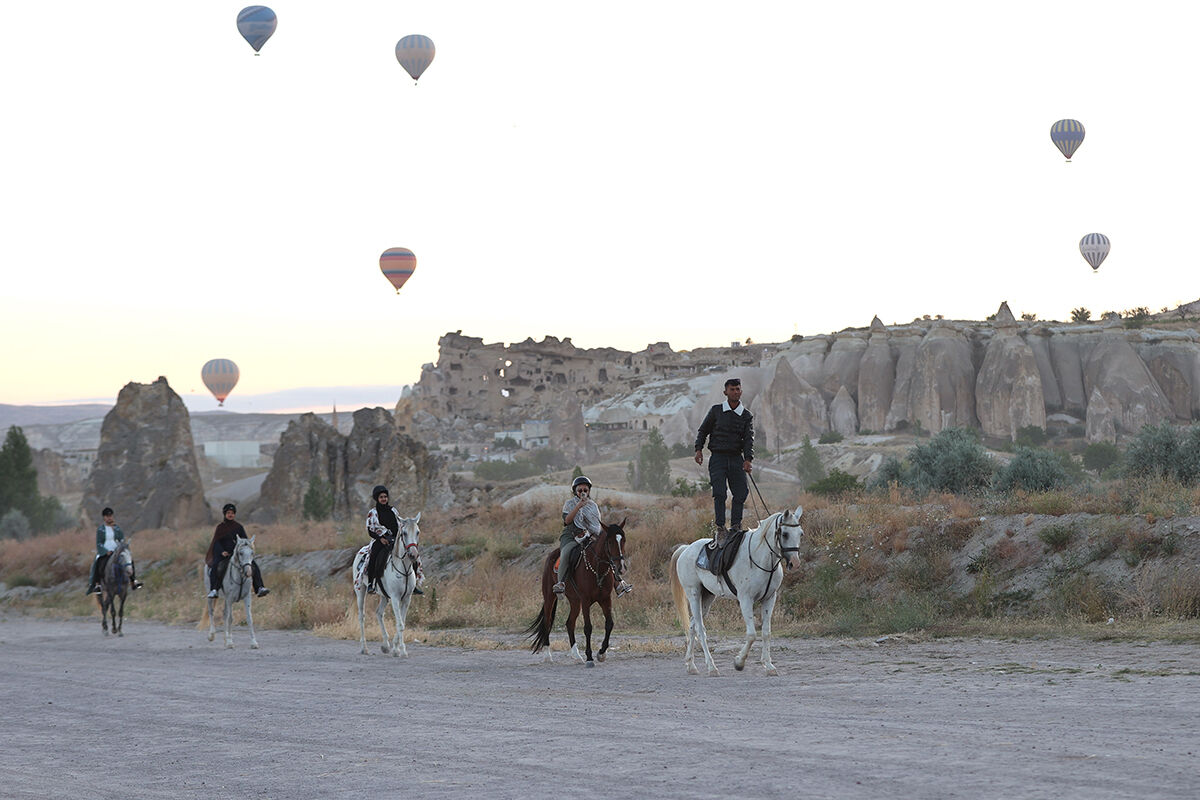 Atlar ve balonlar bir arada! Bu festivali duyan geldi - 3. Resim