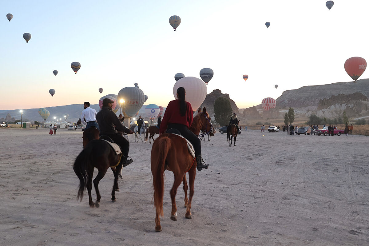 Atlar ve balonlar bir arada! Bu festivali duyan geldi - 4. Resim