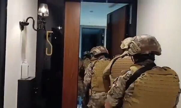 Bakan Yerlikaya duyurdu: İstanbul'dan Oslo'ya suç örgütü operasyonu: Kırmızı bültenle aranan 2 elebaşı yakalandı - 1. Resim