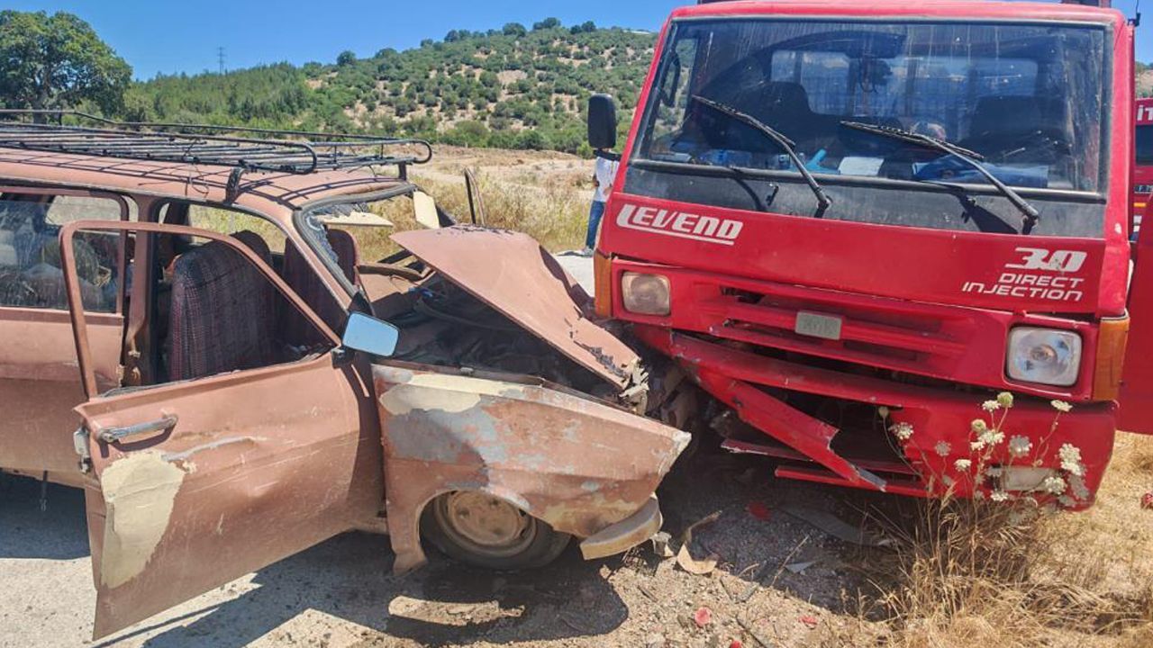 Balıkesir'de feci kaza! Otomobil ile kamyonet çarpıştı: 8 yaralı Balıkesir'de feci kaza! Otomobil ile kamyonet çarpıştı: 8 yaralı
