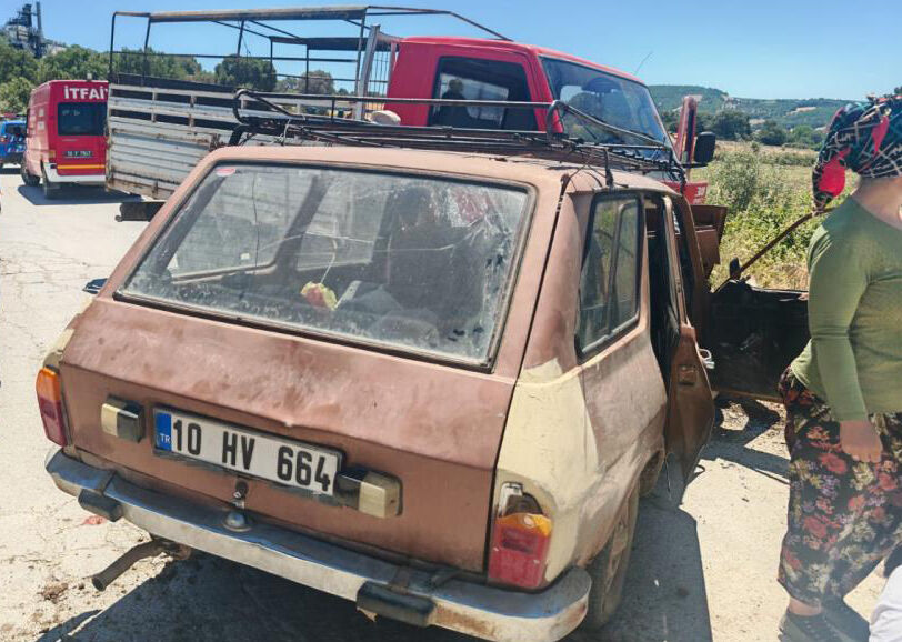 Balıkesir'de feci kaza! Otomobil ile kamyonet çarpıştı: 8 yaralı - 2. Resim