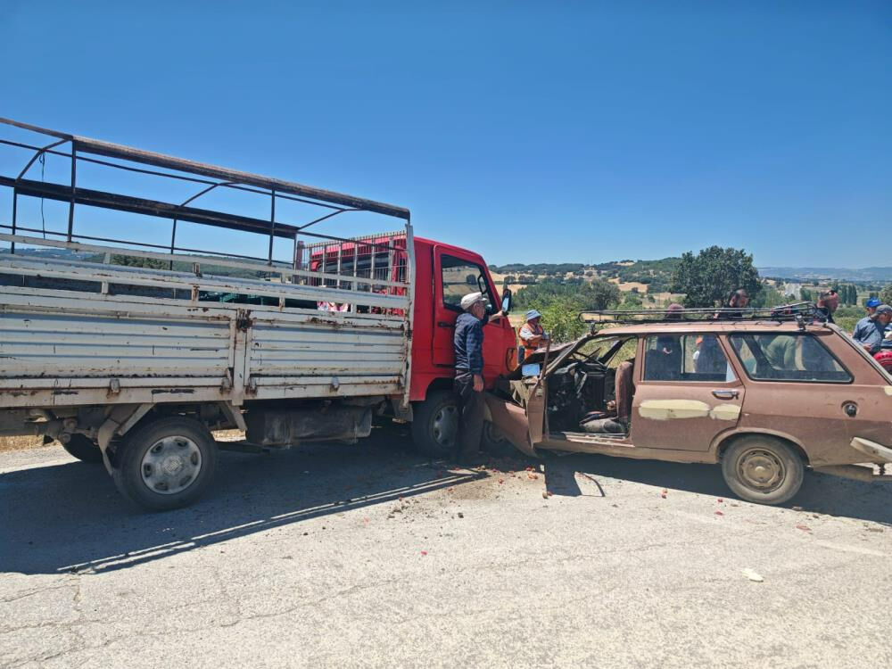 Balıkesir'de feci kaza! Otomobil ile kamyonet çarpıştı: 8 yaralı - 1. Resim