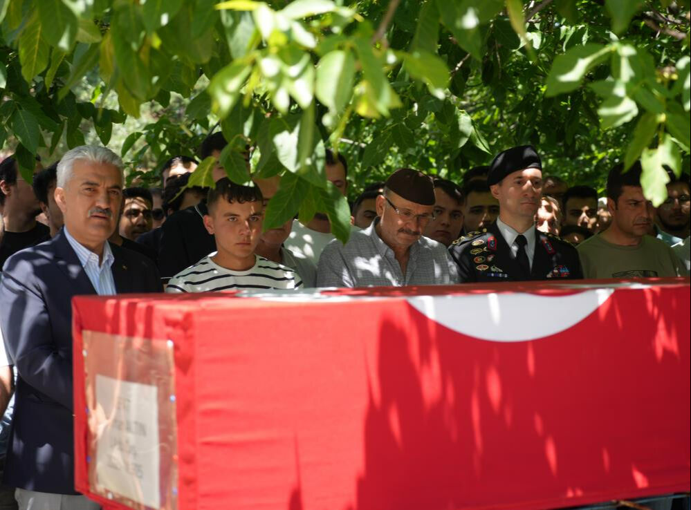 Bir babanın en ağır yükü! Astsubay oğlunun tabutunu böyle omuzladı - 2. Resim