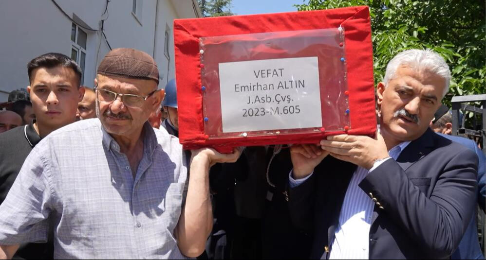 Bir babanın en ağır yükü! Astsubay oğlunun tabutunu böyle omuzladı - 4. Resim