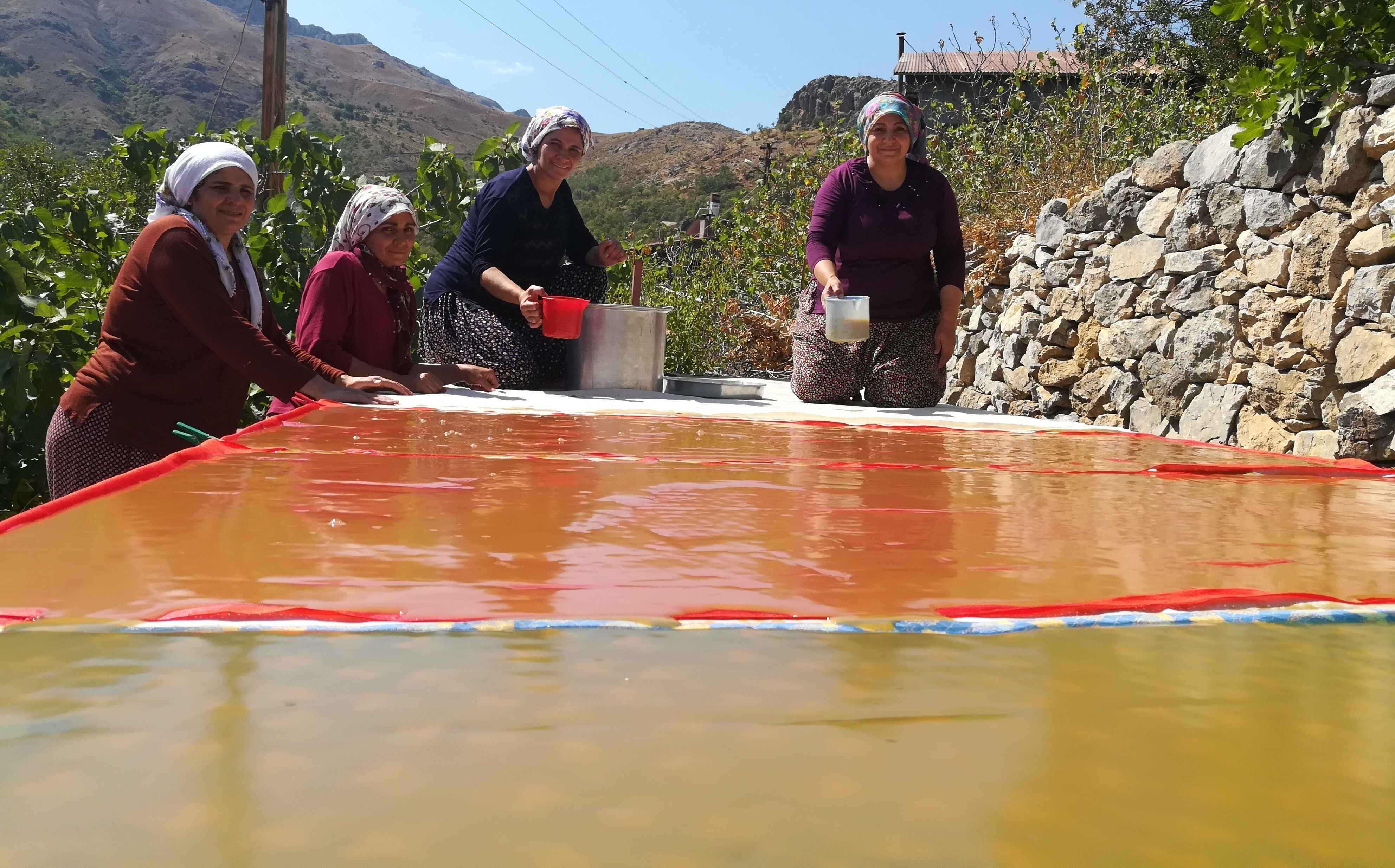 Bir ilçenin geçim kaynağı! Kadınlar binbir zorlukla üretiyor, kazanlar kaynıyor - 1. Resim