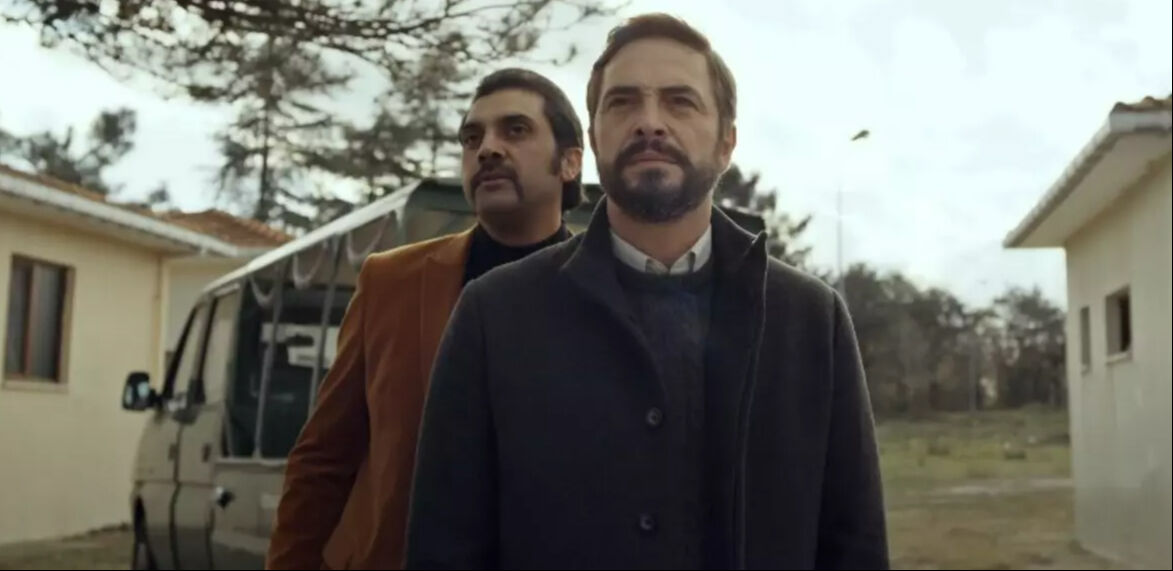 Bursa konserinde talihsiz kaza! Bayhan şarkı söylerken yere düştü - 1. Resim