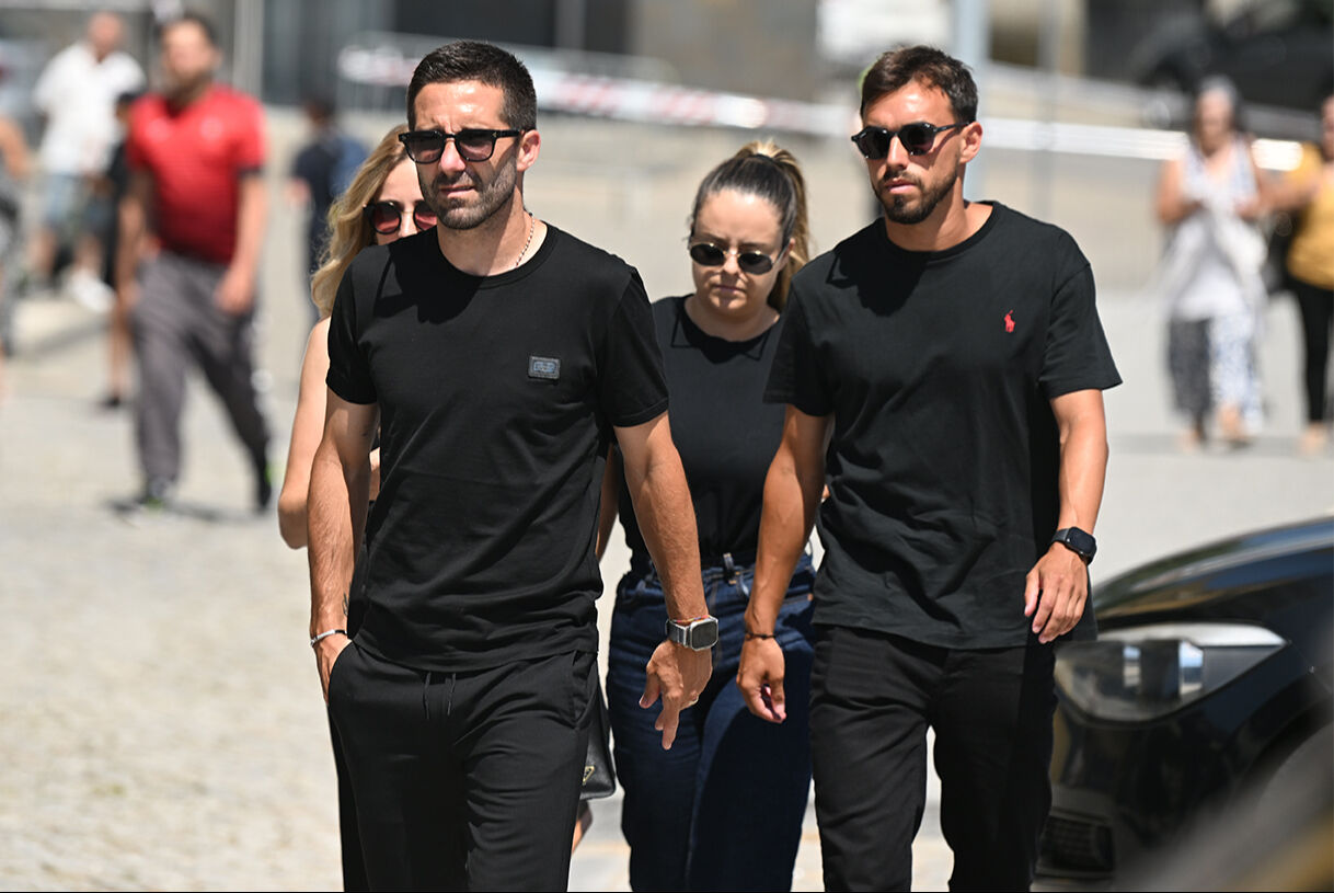 Diogo Jota'ya yürek yakan veda! Cenazede gözyaşları sel oldu: Gözler Ronaldo'yu aradı Diogo Jota'ya yürek yakan veda! Cenazede gözyaşları sel oldu: Gözler Ronaldo'yu aradı - 4. Resim