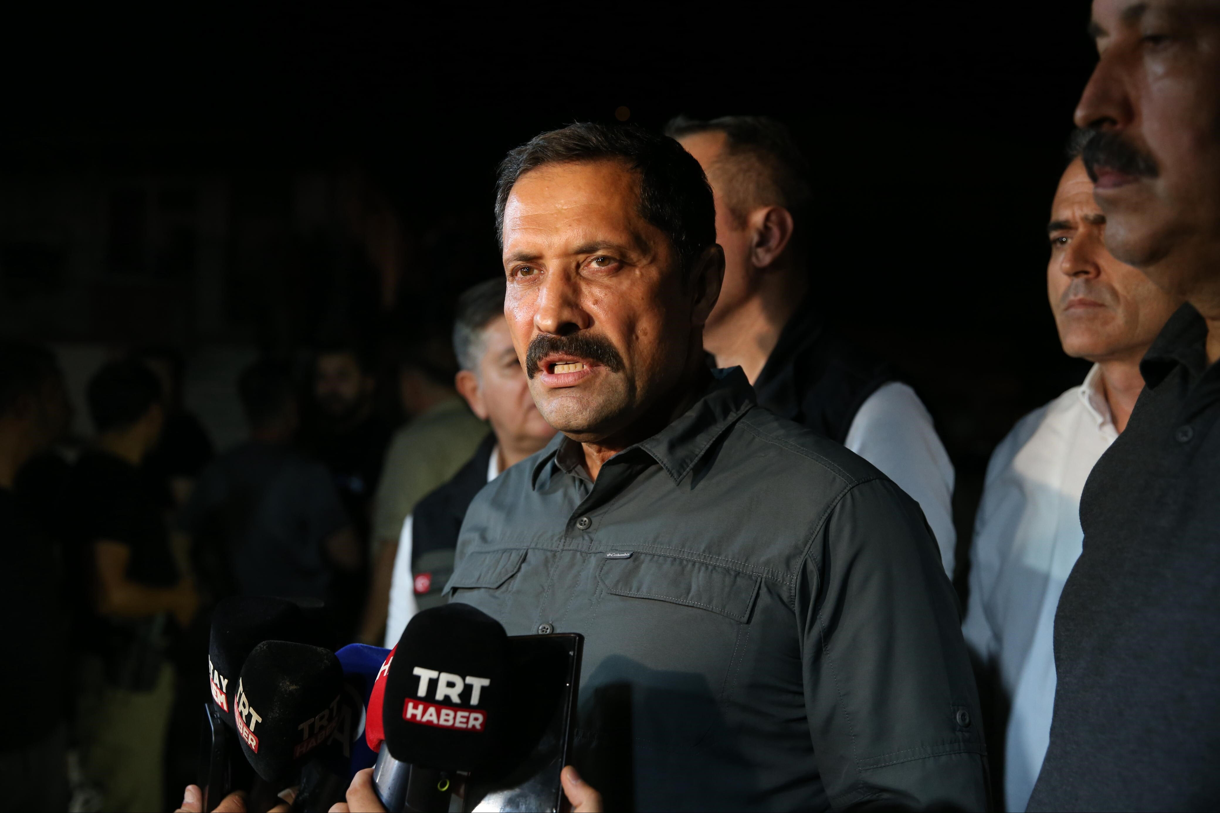 Hatay'da alevler gökyüzünü aydınlattı! Orman kahramanı yarasına aldırış etmedi: