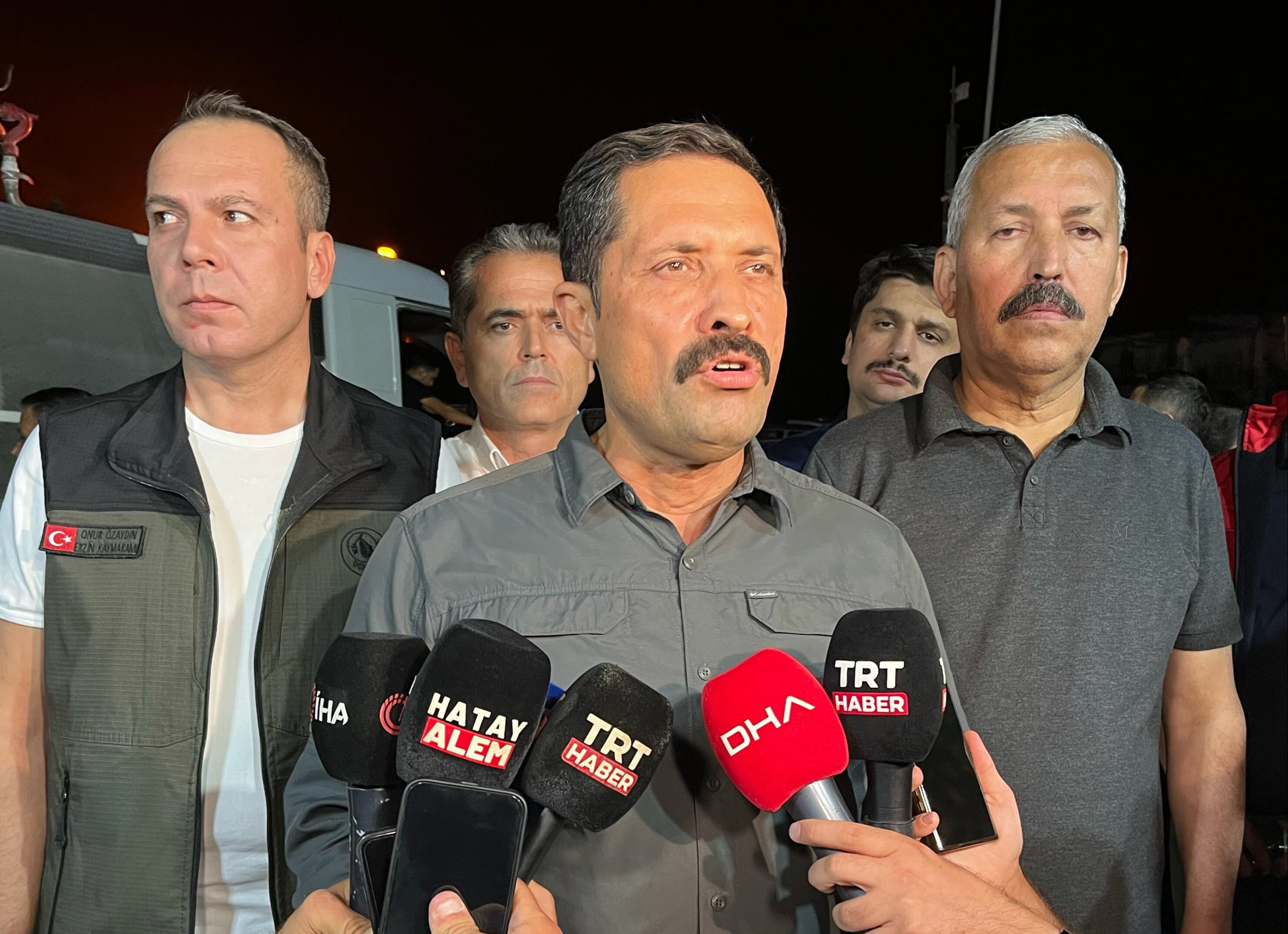 Hatay'da alevler gökyüzünü aydınlattı! Orman kahramanı yarasına aldırış etmedi: