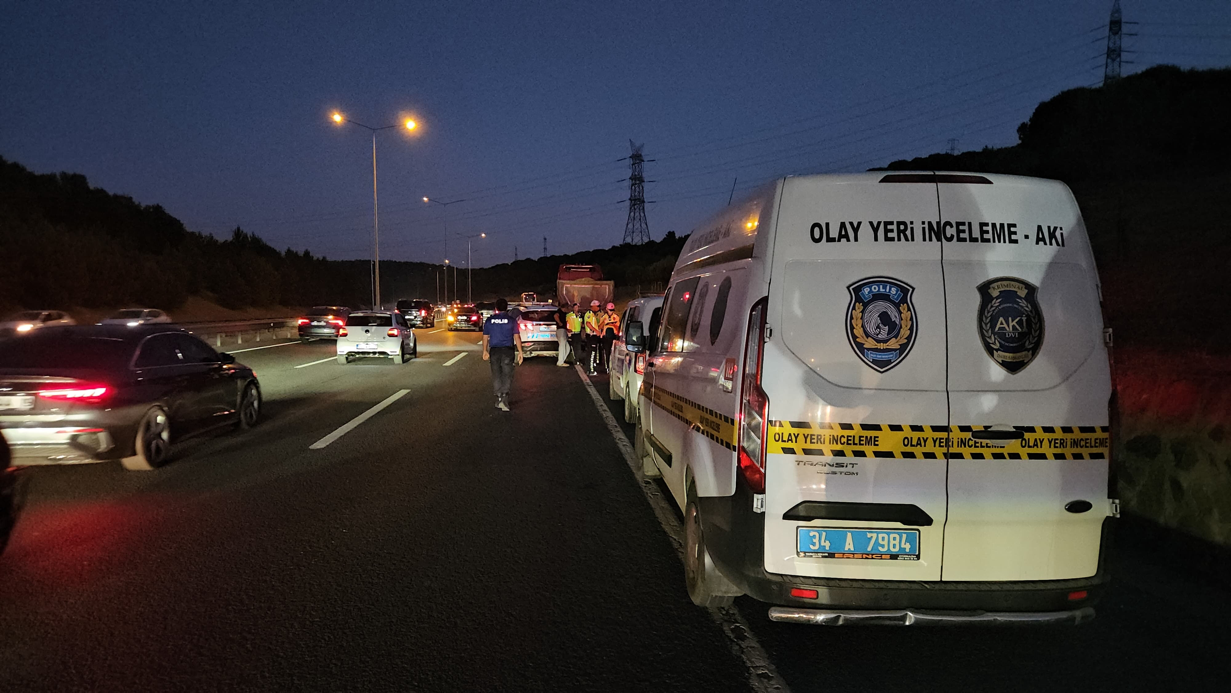 İstanbul'da feci kaza: Emniyet şeridindeki kamyona çarpan motosikletli can verdi - 1. Resim