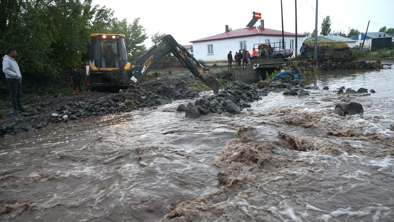 Kars'ı sel vurdu: Ev, ahır ve araçlar sular altında kaldı - 1. Resim