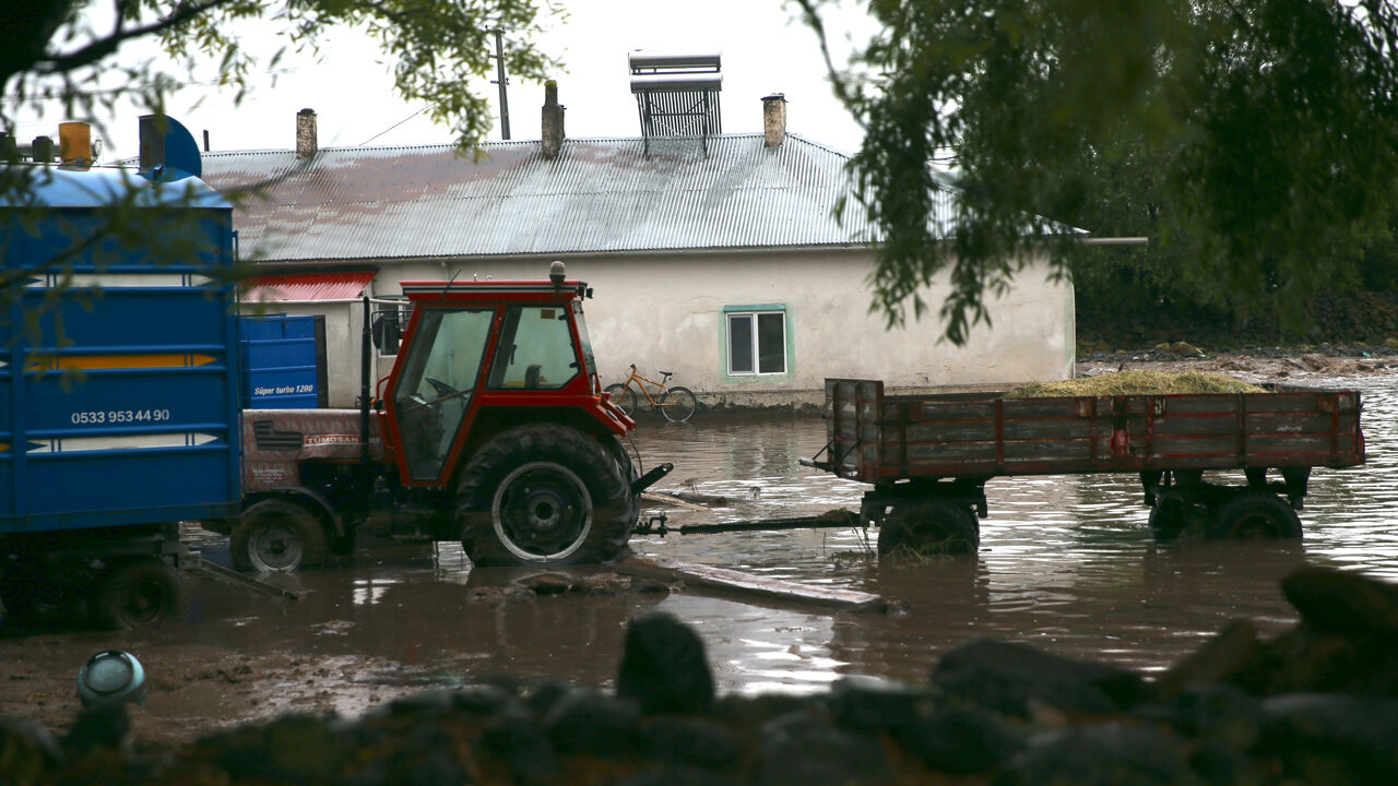 Kars'ı sel vurdu: Ev, ahır ve araçlar sular altında kaldı - 2. Resim