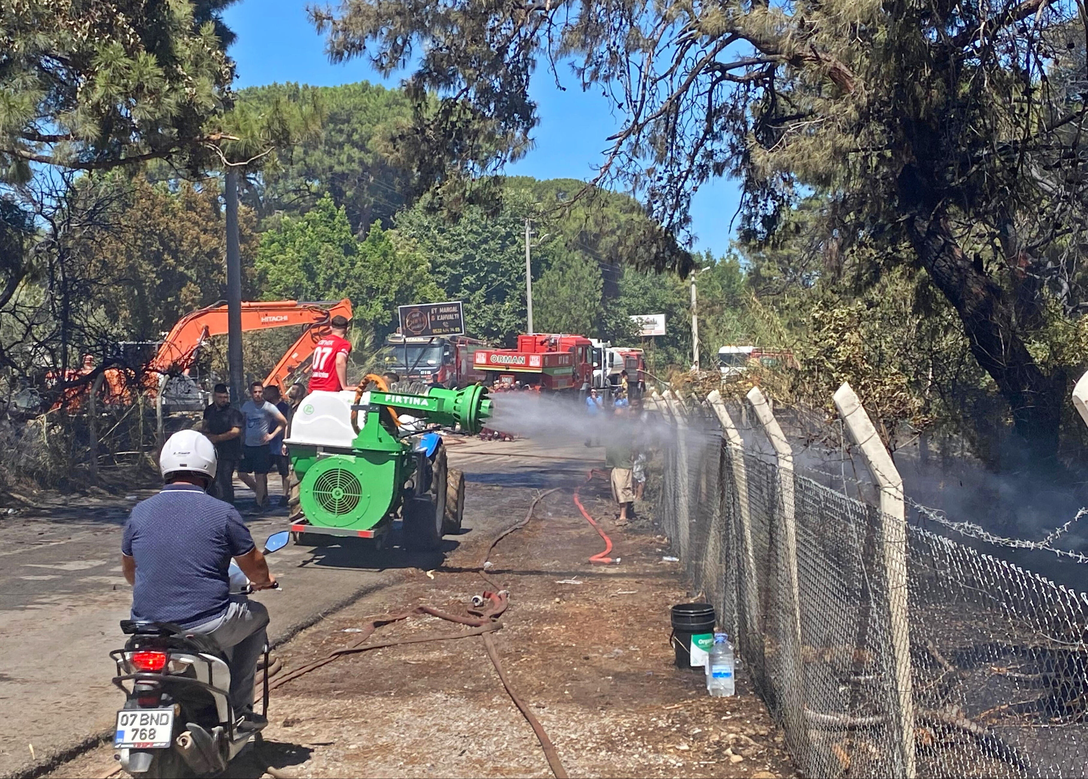 Kimi ağladı, kimi canını hiçe saydı... Antalya'daki yangında hüzünlendiren anlar - 1. Resim