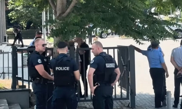 Kosova Meclisi’nde bomba alarmı ülkeyi ayağa kaldırdı! Milletvekilleri tahliye edildi - 1. Resim