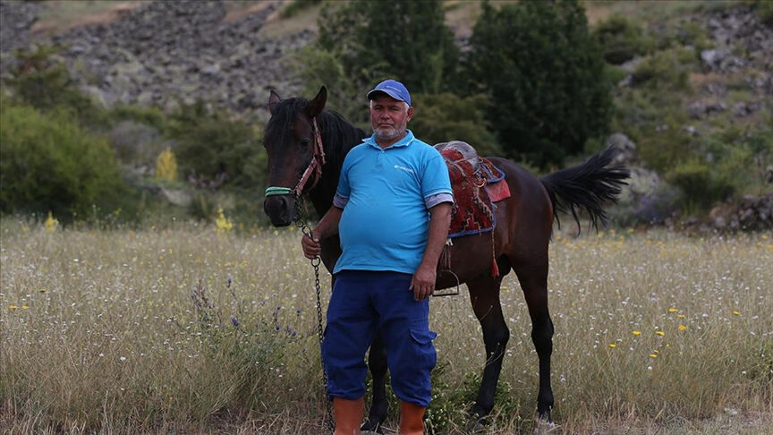 Tek gözü görmeyen atıyla günde 4 bin TL kazanıyor! Emeğiyle iki evlat okuttu - 1. Resim