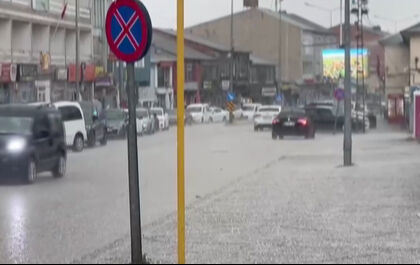 Ülke geneli sıcaktan yanarken, orası bembeyaz oldu! Yaz ortasında serinletti - 1. Resim
