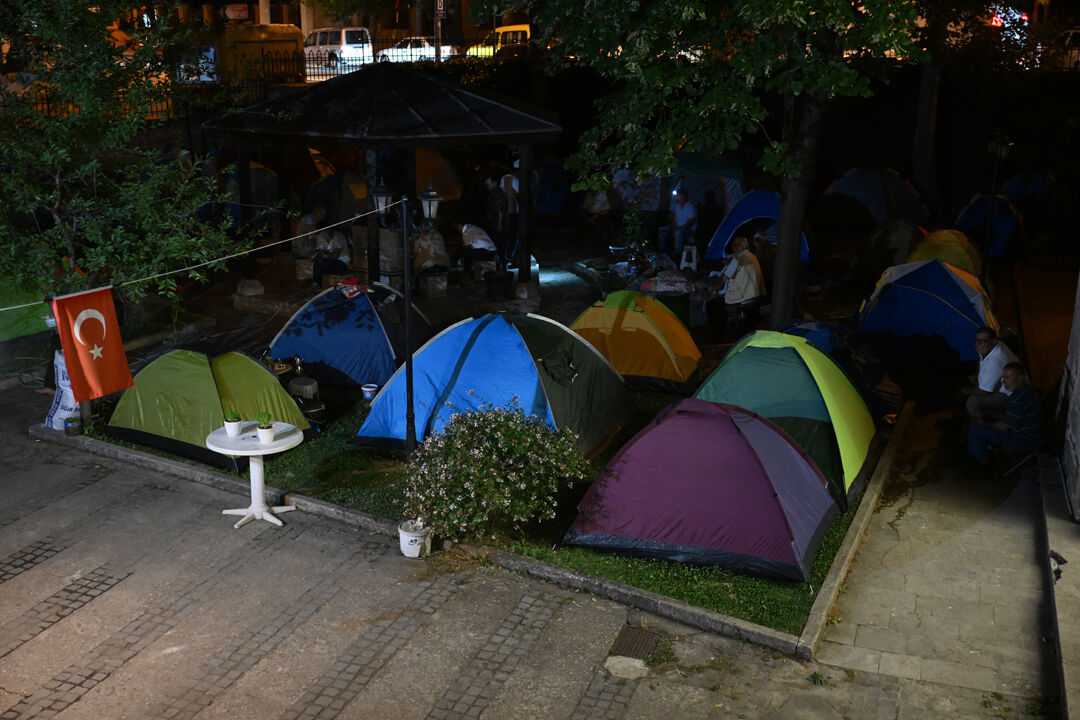 Yerlerde yattılar, çadırlarda kaldılar... Hepsinin amacı ortak! 1982'den beri... - 1. Resim