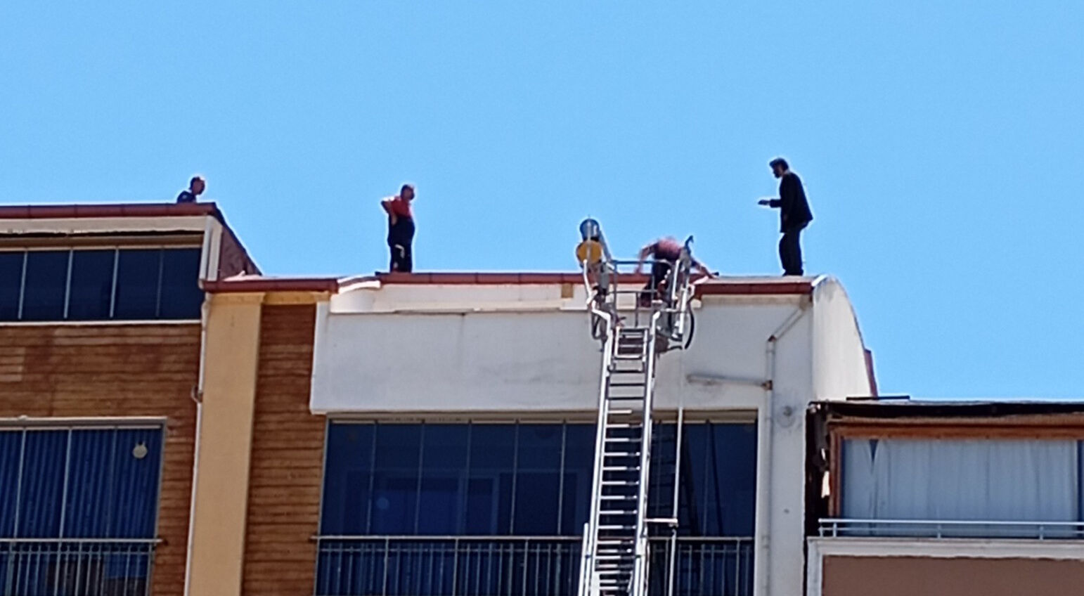200'ü aşkın çatı, tek senaryo: 'İntiharkolik Hasan' bu kez Burdur'da sahnede... Geçimini intihardan sağlıyor! - 2. Resim