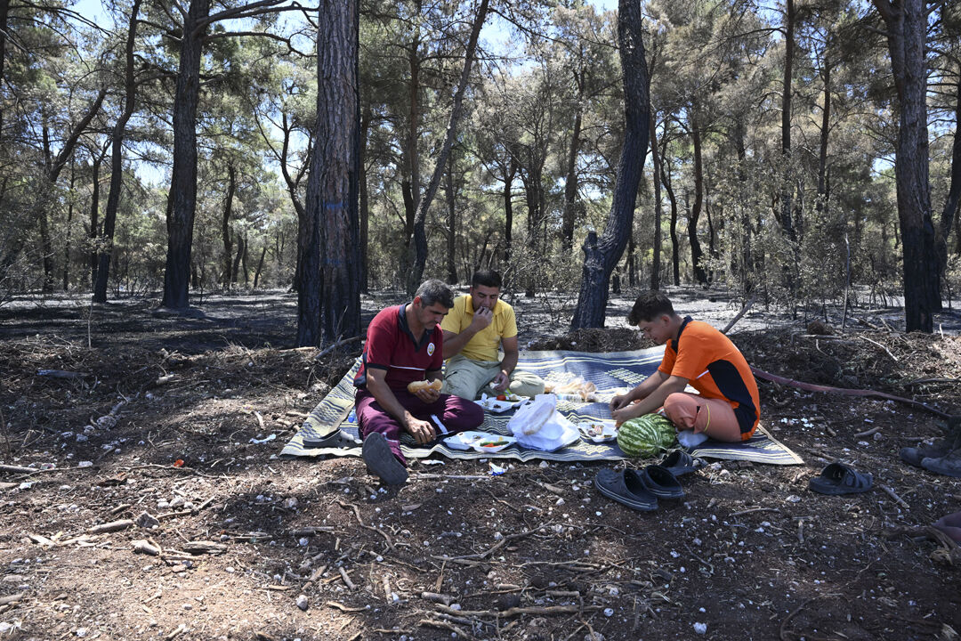 Alevlere direnen kahramanlar! Yastıkları toprak, sofraları küller üstünde - 3. Resim