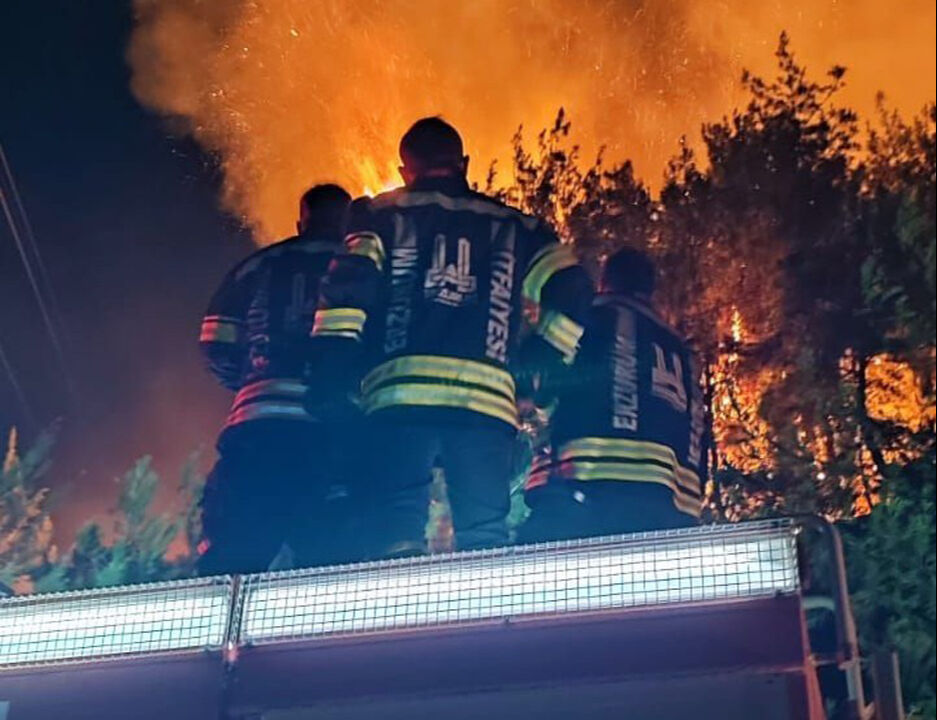 Alevlere direnen kahramanlar! Yastıkları toprak, sofraları küller üstünde - 4. Resim