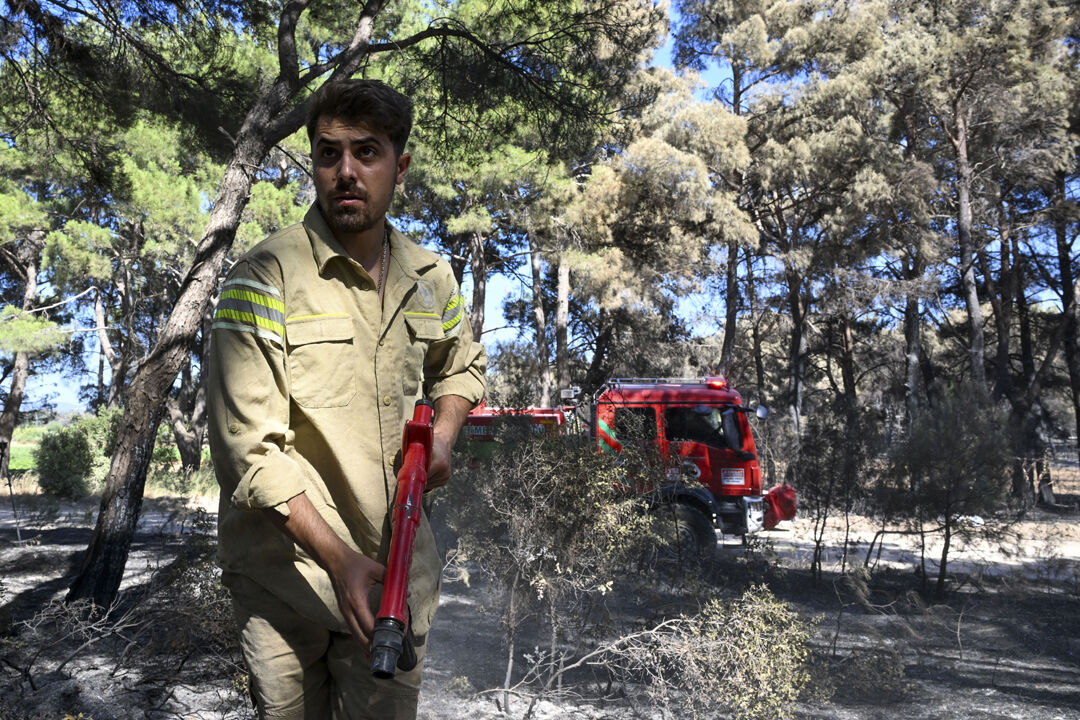 Alevlere direnen kahramanlar! Yastıkları toprak, sofraları küller üstünde - 1. Resim