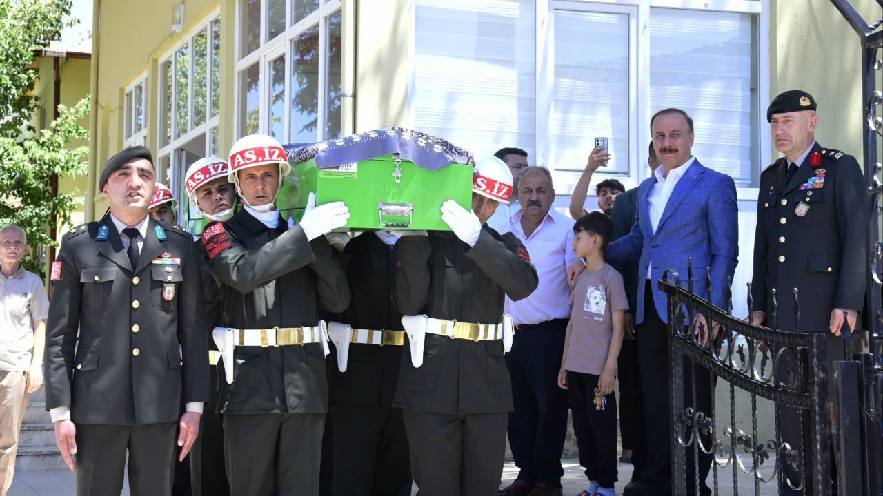 Askerler tabutunu omuzlarda taşıdı... Şehit annesinin vasiyeti yerine getirildi Askerler tabutunu omuzlarda taşıdı... Şehit annesinin vasiyeti yerine getirildi