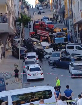 Başakşehir'de 23 araçlık facia! Tonlarca ağırlıktaki vinç yokuş aşağı önüne geleni biçti - 2. Resim