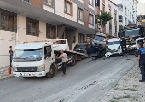 Başakşehir'de 23 araçlık facia! Tonlarca ağırlıktaki vinç yokuş aşağı önüne geleni biçti - 1. Resim