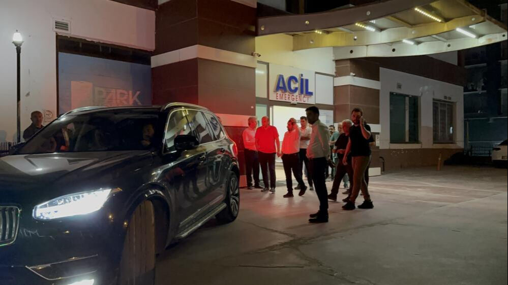 CHP'li Murat Emir protesto mitinginde konuşma yaptığı sahneden düştü! - 1. Resim