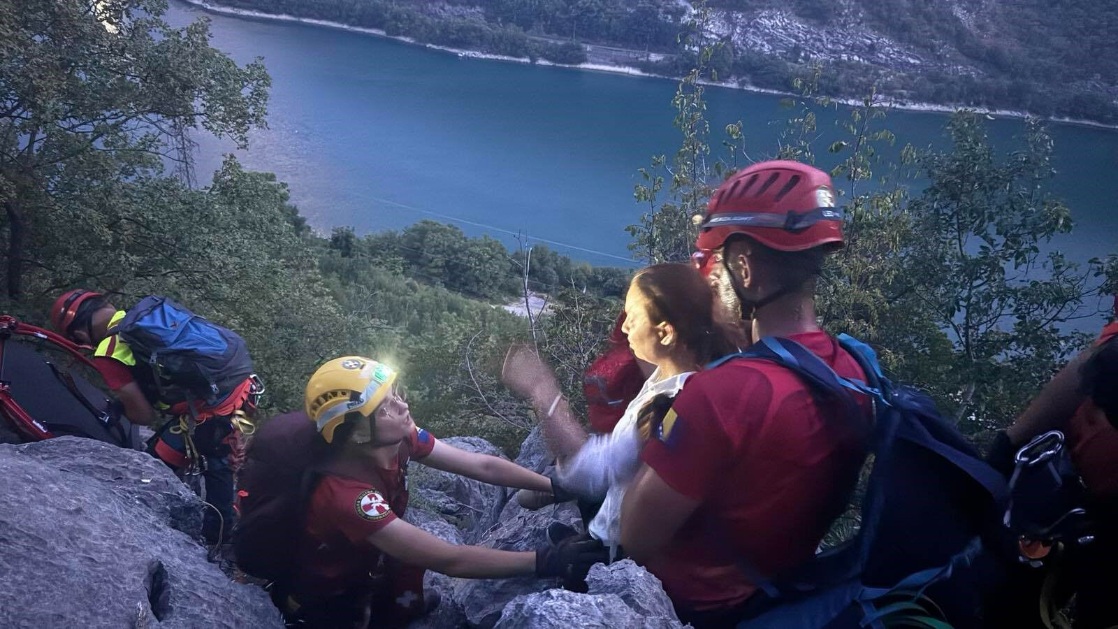 Film sahnelerini aratmayan operasyon! Bosna’da dağda kaybolan Türkler ölümden döndü: 2’si çocuk 6 kişi kurtarıldı - 1. Resim