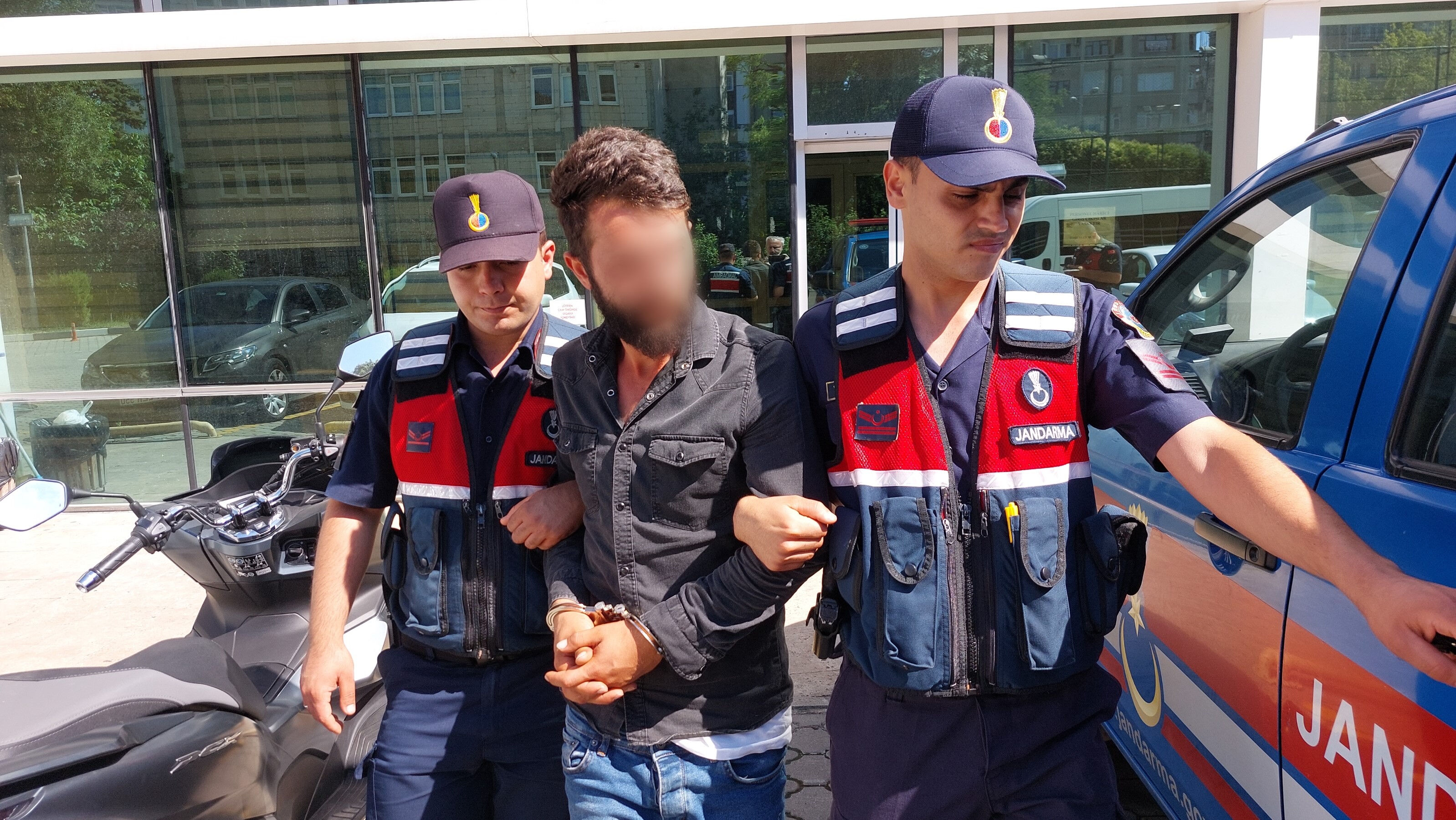 Husumetlisi yerine başka birini vurdu! Özür dilemeyi ihmal etmedi - 1. Resim