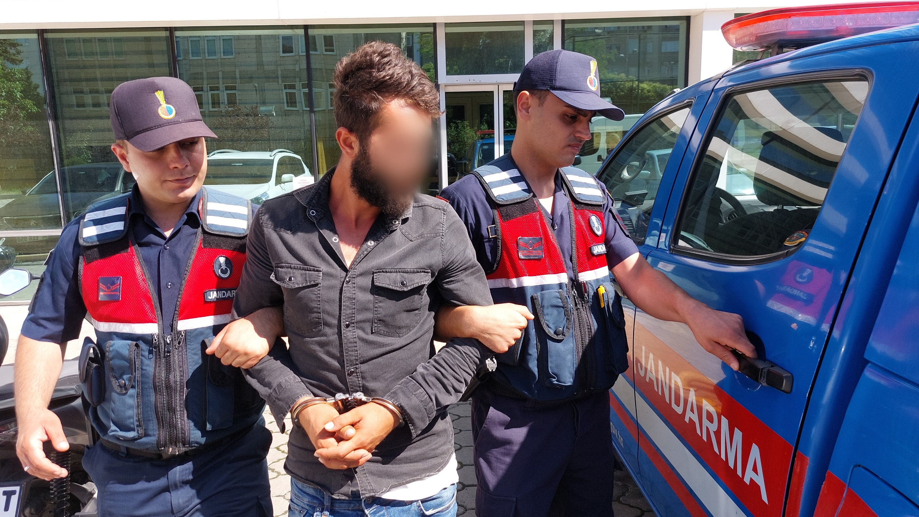 Husumetlisi yerine başka birini vurdu! Özür dilemeyi ihmal etmedi - 2. Resim