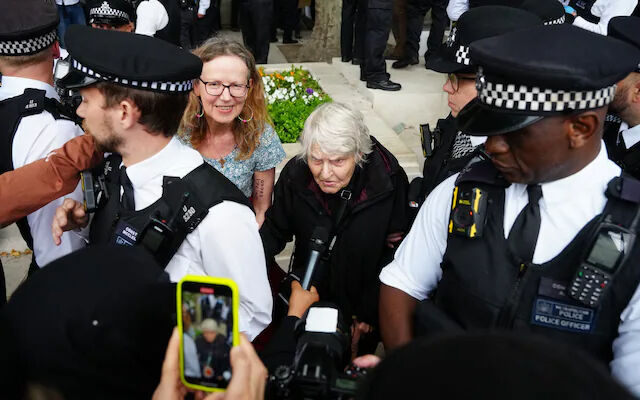 İngiltere&rsquo;deki Gazze protestosunda y&uuml;zlerce g&ouml;zaltı! 83 yaşındaki rahip tutuklandı - 1. Resim