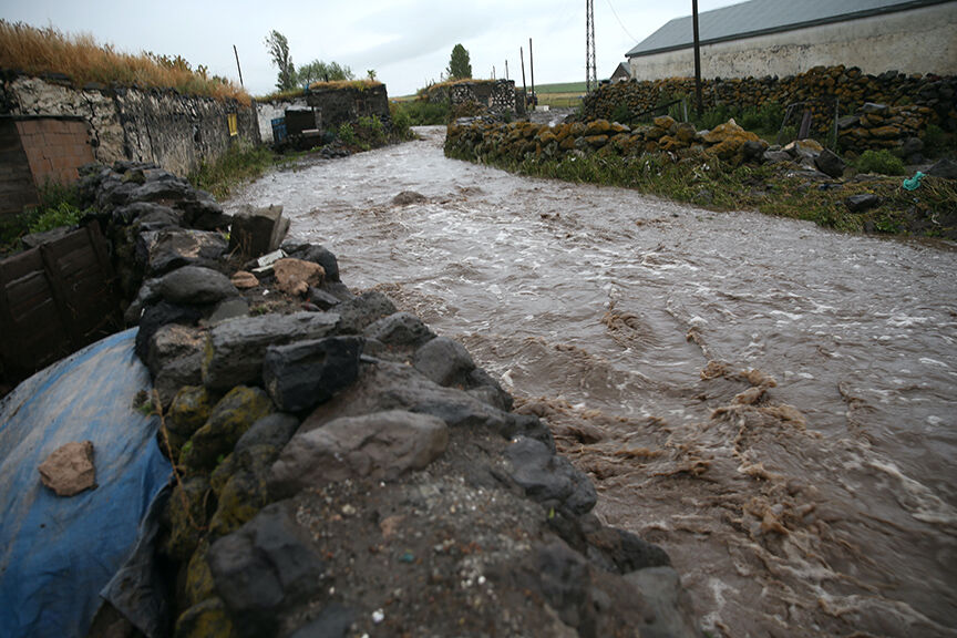 Kars sele teslim oldu! Her yeri su bastı, insanlar evlerinde mahsur kaldı - 2. Resim