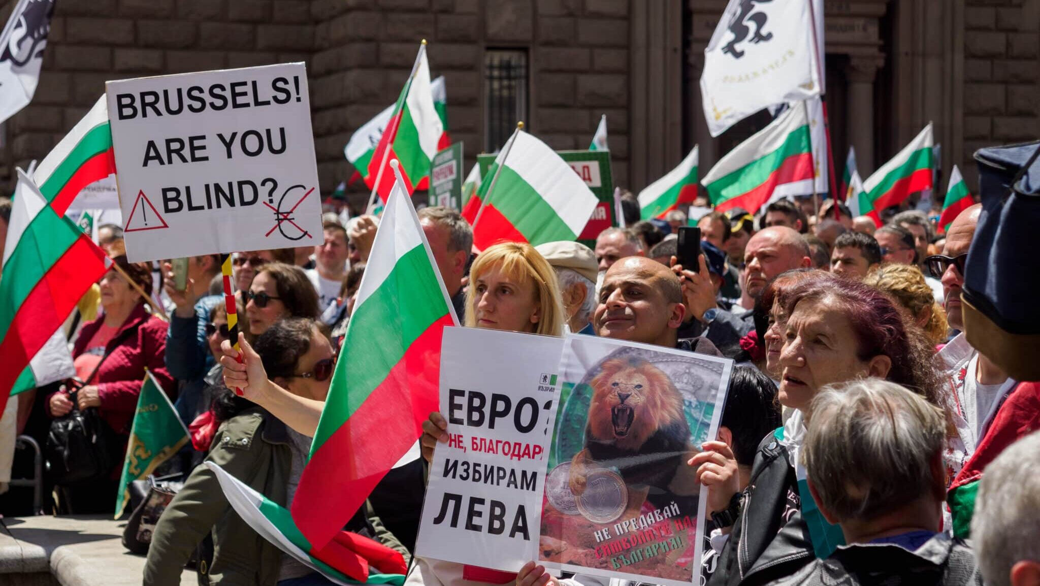 Komşuda nabız arttı, euro protestoları büyüyor! Hükümetin istifası istendi - 1. Resim