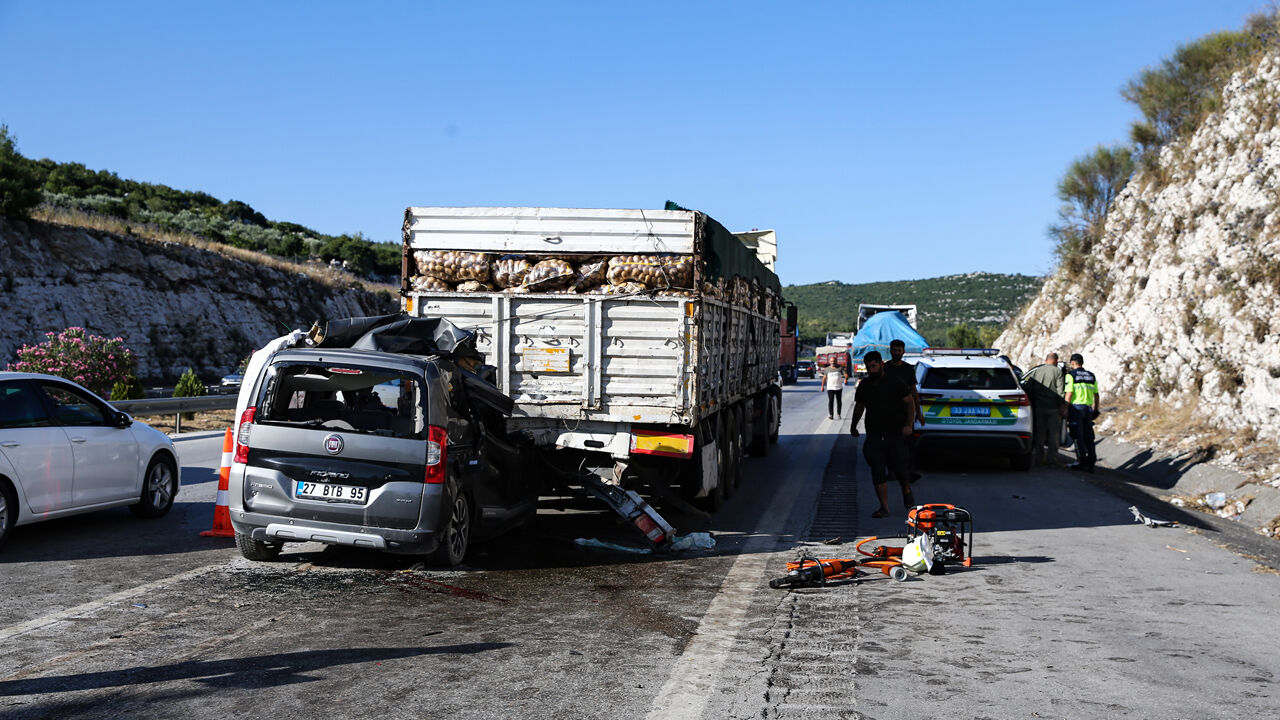 Mersin'de katliam gibi kaza! Otomobil tırın altına girdi, 5 ölü var - 1. Resim