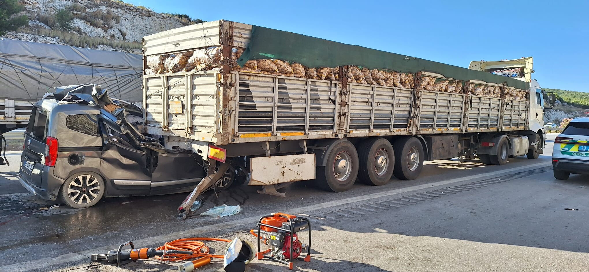 Mersin'de katliam gibi kaza! Otomobil tırın altına girdi, 5 ölü var - 1. Resim