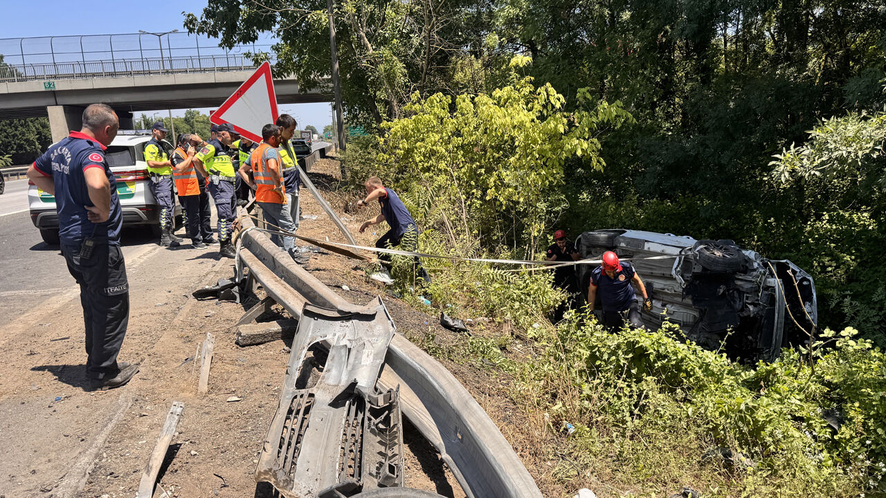Otoyolda şarampole devrilen otomobilde can pazarı! Yaralılar var - 1. Resim