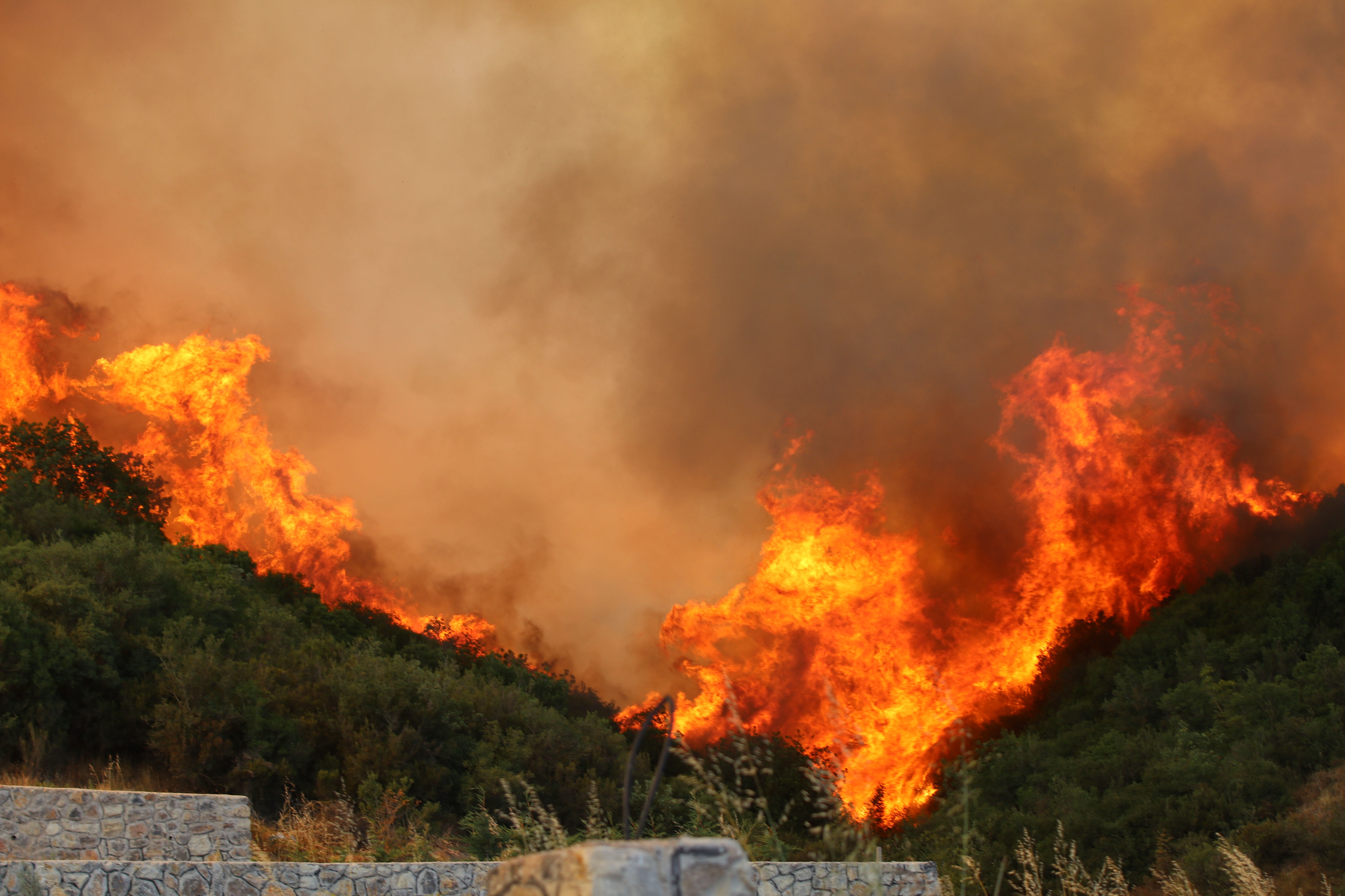 S&ouml;nd&uuml;rme filomuz d&uuml;nya lideri! Alevlere karşı 145 helikopter, 28 u&ccedil;ak, 14 İHA - 1. Resim